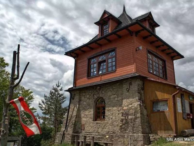 Schronisko PTTK na Luboniu Wielkim w Beskidzie Wyspowym